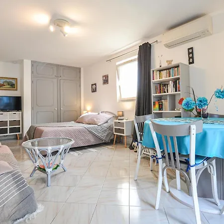 Stunning In With Kitchenette Fréjus